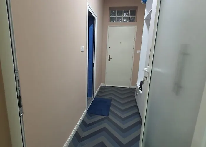 Lovely In The Center טיראנה